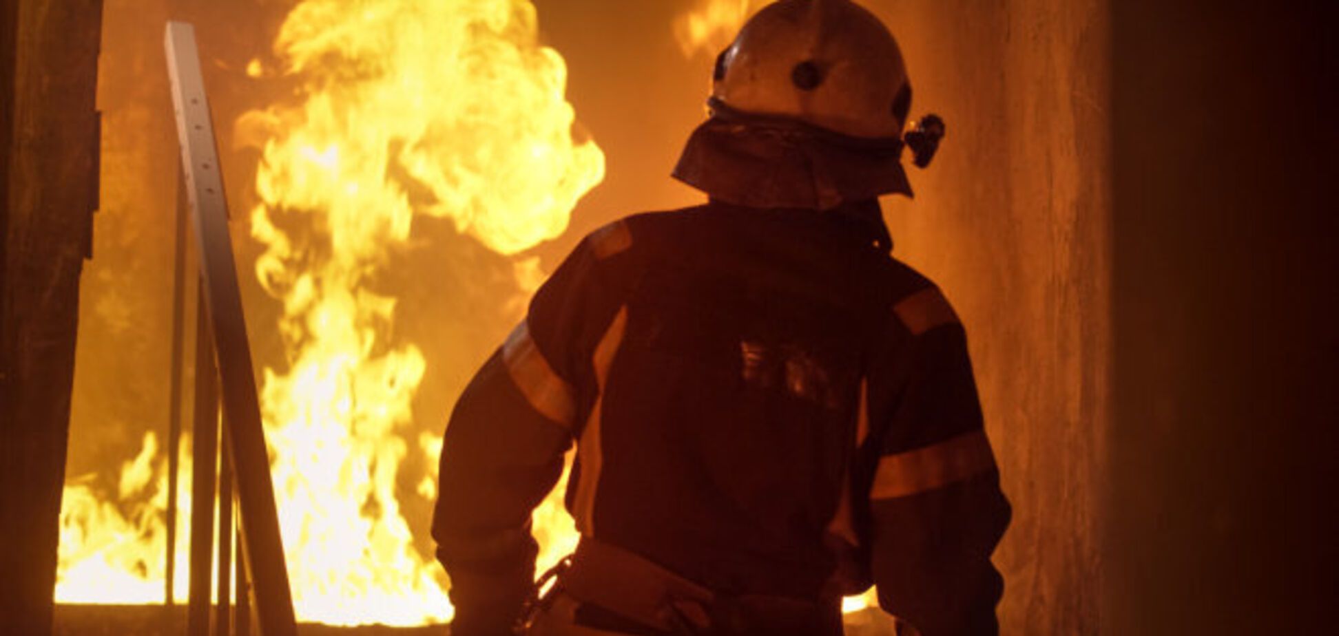 В центре Киева загорелся дом с жильцами: первые видео и фото. 18+