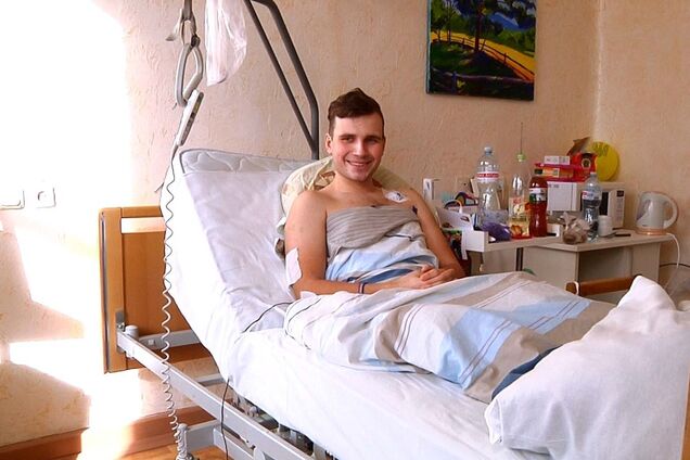 "Не оставил мечту": украинские военные врачи поддержали раненного на Донбассе бойца