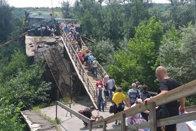 Терористи пішли на нову провокацію з мостом у "ЛНР": що трапилося