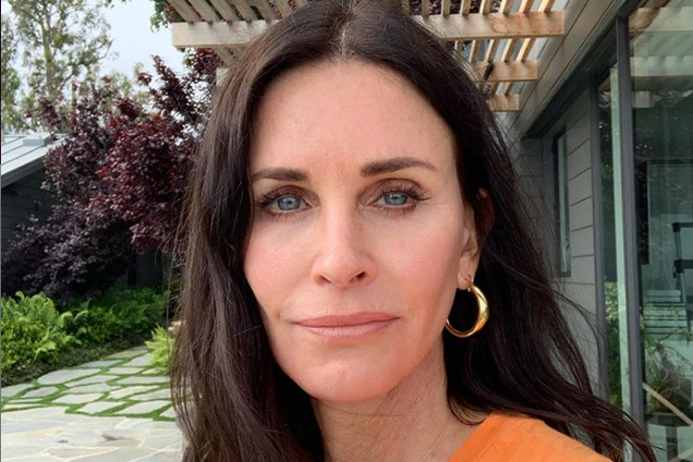 55-летняя звезда ''Друзей'' удивила подтянутым телом: пикантное видео