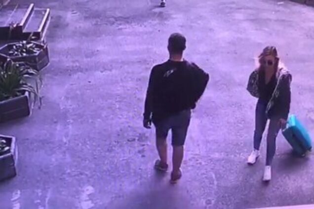 Напали біля під'їзду: в Києві пара грабіжників потрапила на камери