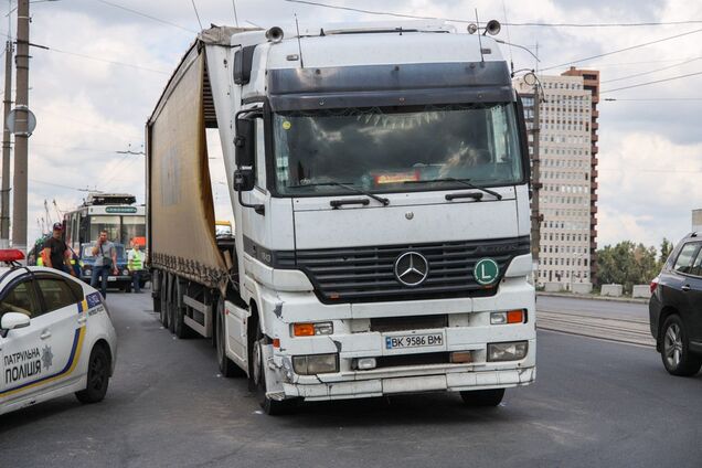 В Днепре произошло ДТП с участием грузовика