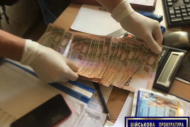 Военная прокуратура задержала ревизора за вымогательство в Днепропетровской области