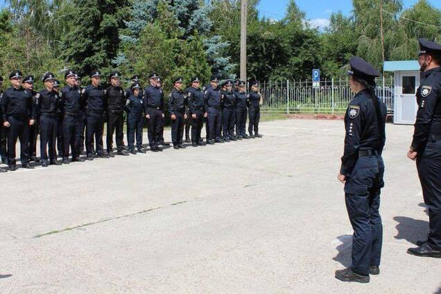 Почалися пологи після ДТП: у Маріуполі поліцейські стали 'котячими хрещеними' та викликали захват українців