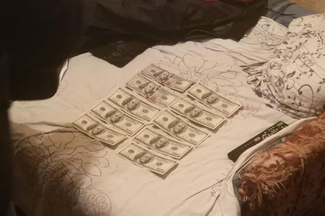 Купив годинник і телевізор: на Київщині поліцейський вкрав вилучені гроші