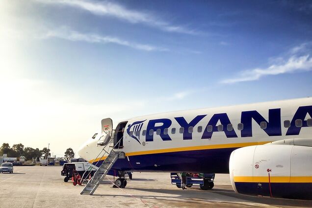 Тримали на спеці й дали воду по 3 євро: навколо Ryanair розгорівся скандал