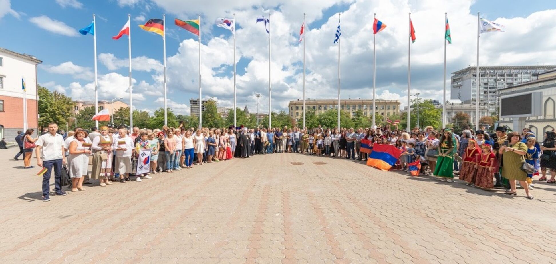 Филатов открыл Аллею многонационального города в Днепре