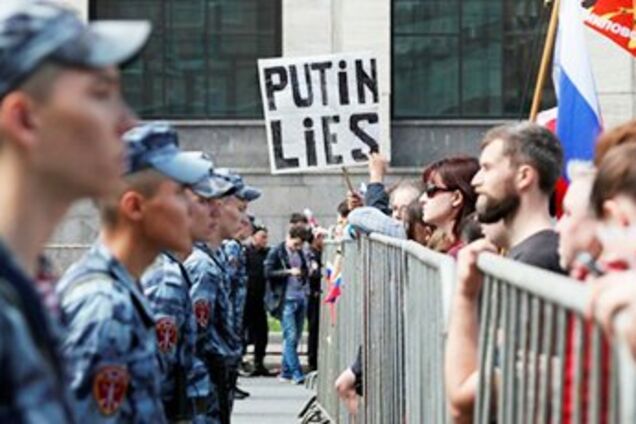 'Безумные параноики': в Москве второй день продолжаются масштабные обыски и аресты