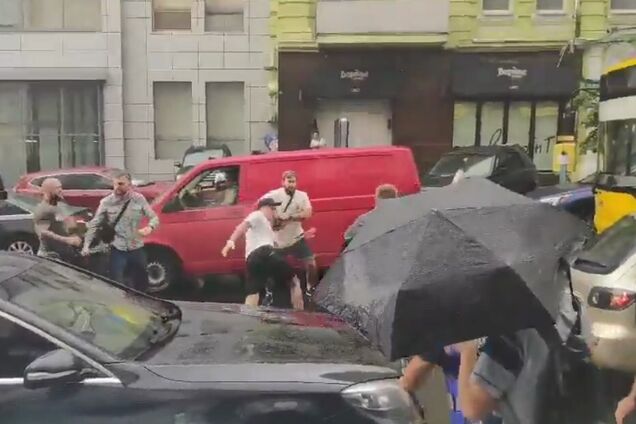 У Києві проросійські 'тітушки' напали на автомобіль Порошенка: перші деталі