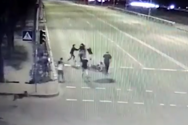 В Киеве хулиганы жестоко избили полицейского