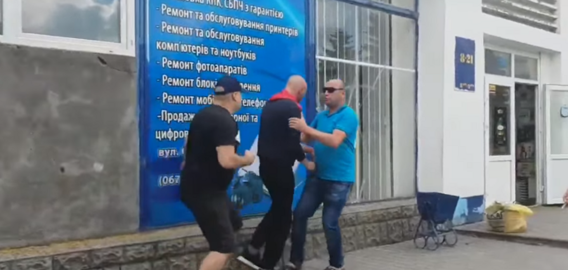 'Росія з нами не воює!' У Бердичеві побили бійця АТО: опубліковано відео