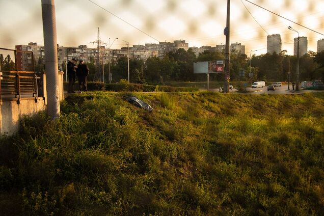 Кроссовки стояли рядом: в Киеве возле метро нашли труп босого мужчины