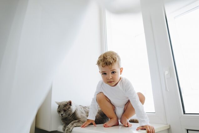 Дитина на вікні
