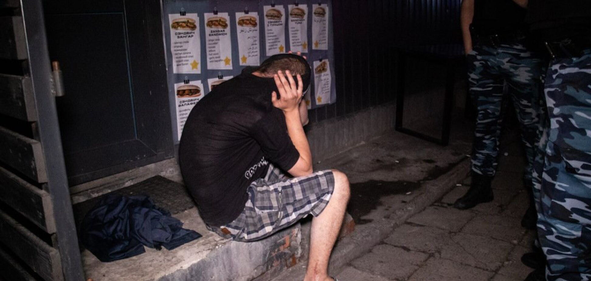 У Києві чоловік з ножем увірвався в кафе: фото і відео
