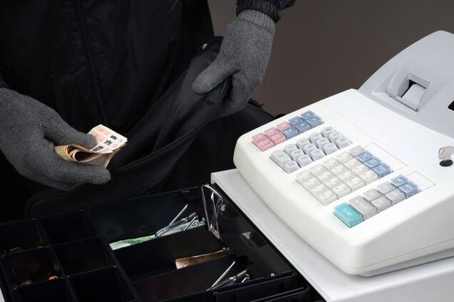 Вирвали двері і викрали гроші: в Дніпрі невідомі обікрали торговий павільйон