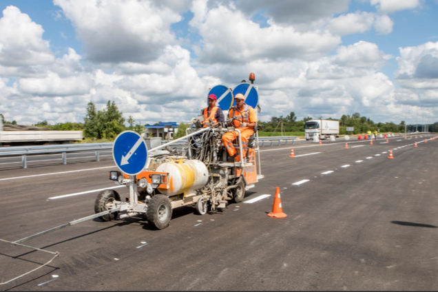 Четыре полосы и скоростное шоссе: как выглядит первая бетонная дорога в Украине