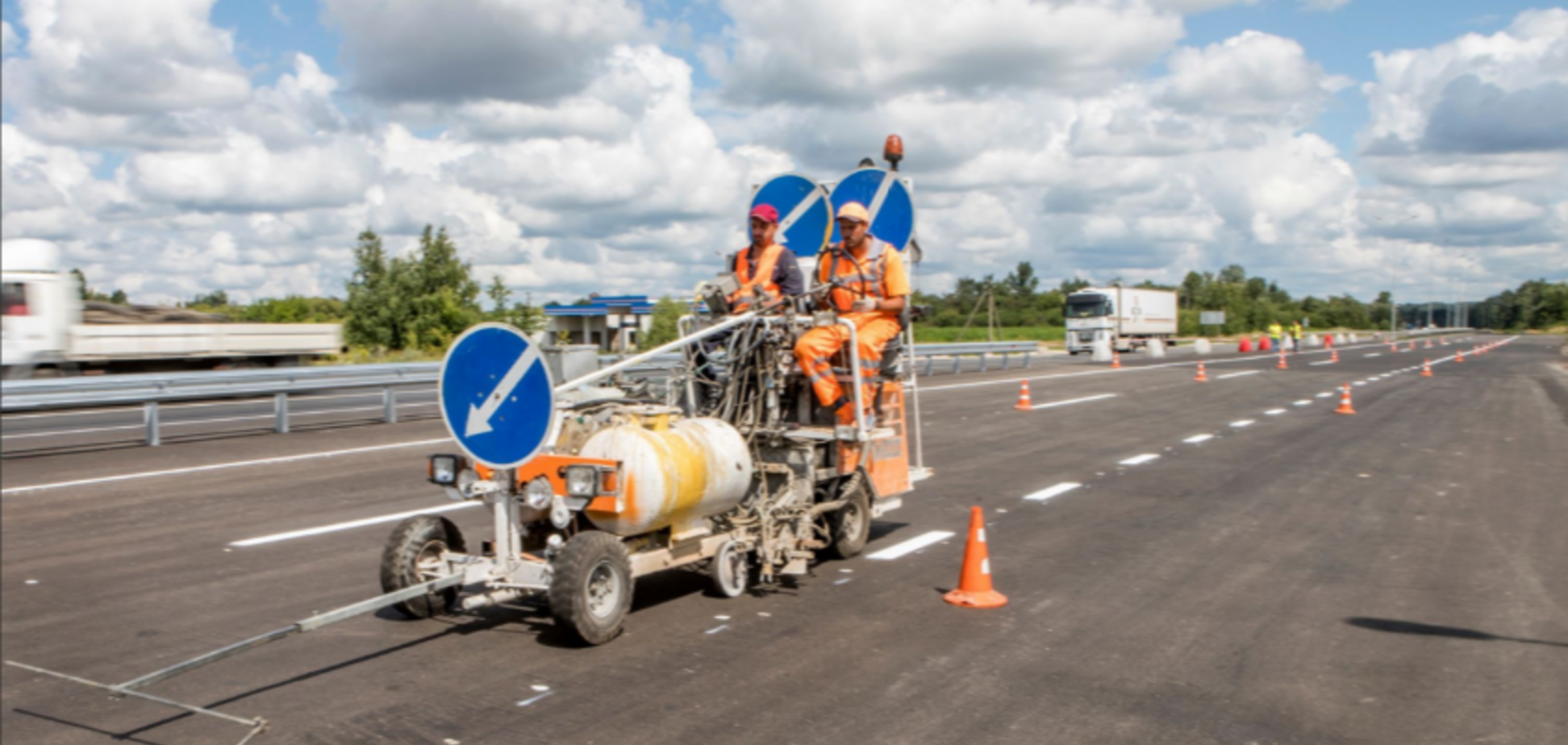 Чотири смуги і швидкісне шосе: як виглядає перша бетонна дорога в Україні