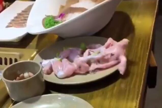 Мережу злякав шматок сирого м'яса, який втік із тарілки: відео стало вірусним