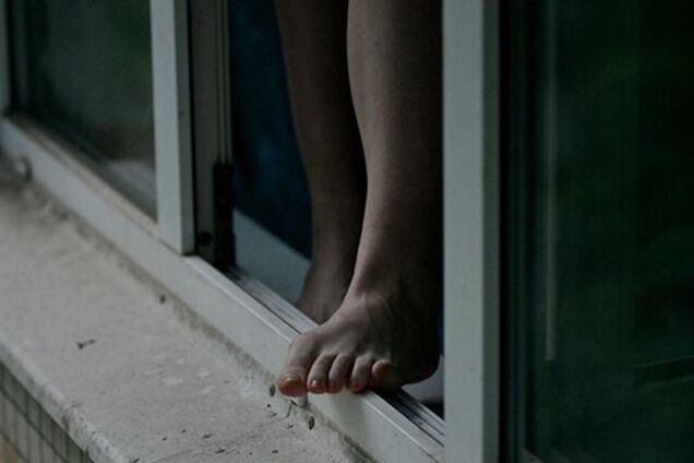 Под Днепром девушка выбросилась из окна собственной квартиры