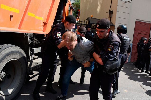 'Лицом по асфальту... Фашисты!' Появились видео издевательств над протестующими в Москве