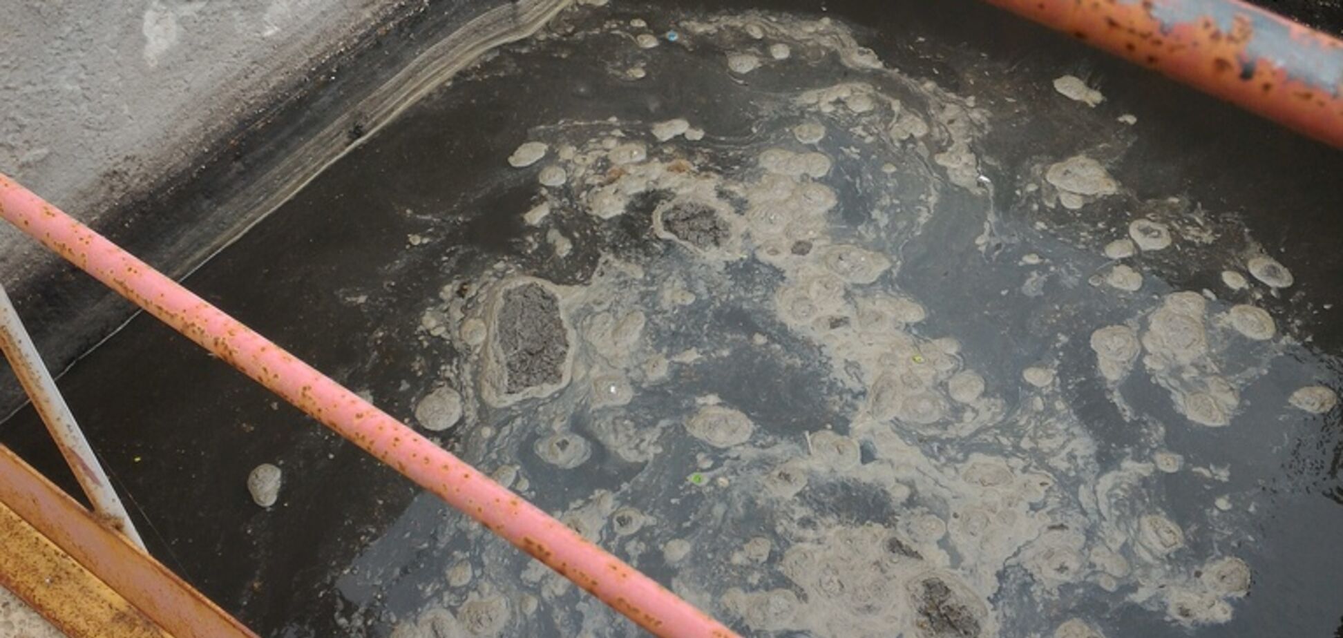Виявили нафтопродукти: в стічні води під Києвом злили небезпечну речовину