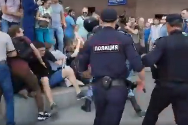 'Вот он фашизм!' Зверское избиение россиян в Москве попало на видео