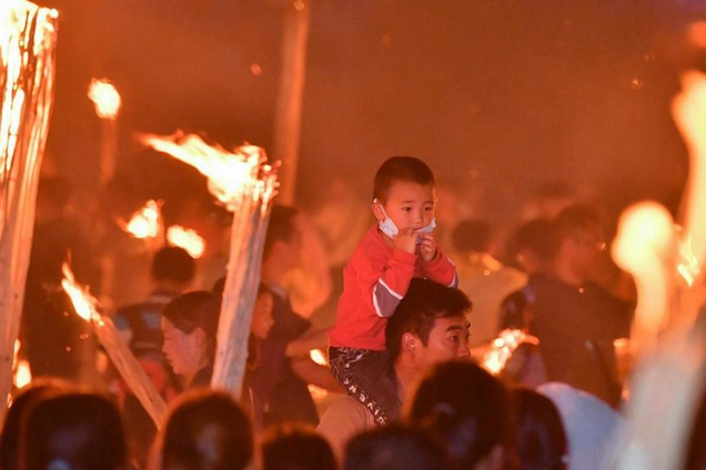 В Китае отметили Праздник факелов: красочные фото