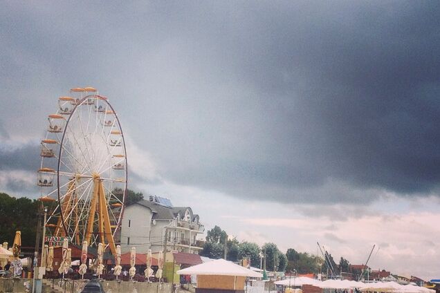 На знаменитом украинском курорте отдыхающий упал с колеса обозрения