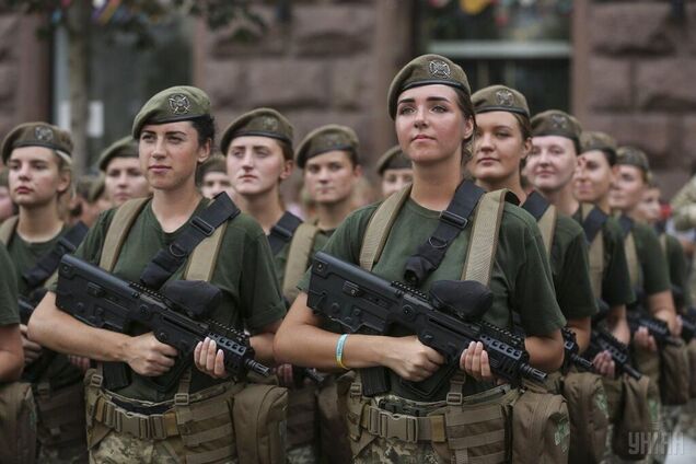 Дівчата-військові