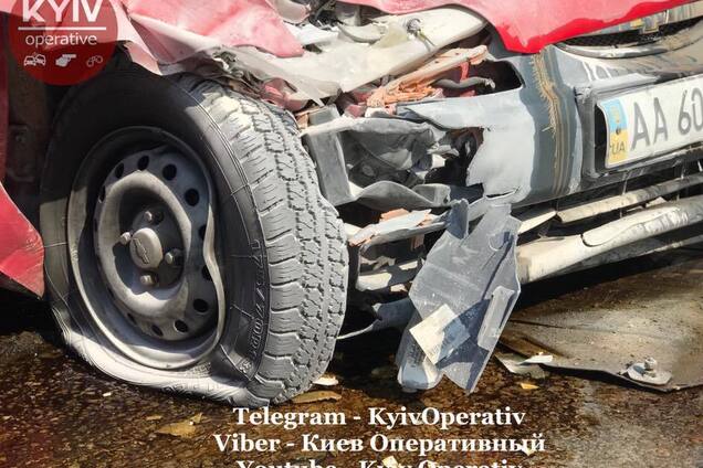 Мчав на зимових шинах: у ДТП в Києві постраждали чотири особи