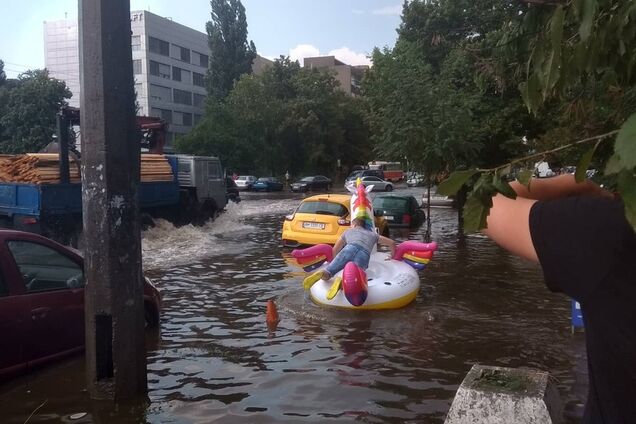 В Киеве из-за дождя затопило улицы: транспорт парализовало | OBOZ.UA