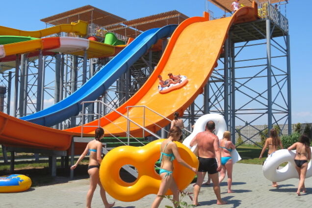 Аттракцион на курорте (иллюстрация)