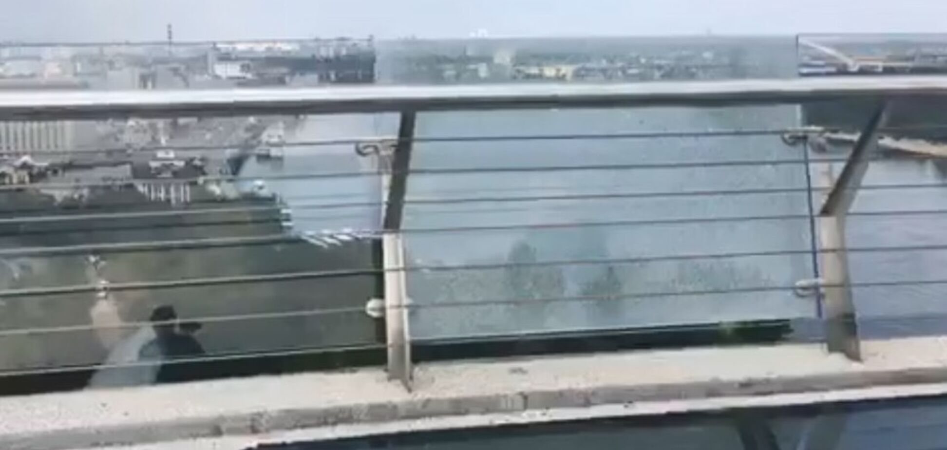 У Києві на новому пішохідному мосту знову тріснуло скло: відео