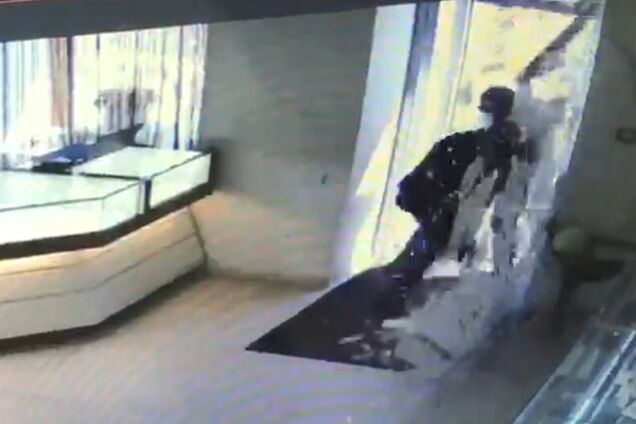В Киеве охранник ювелирного отбился от грабителя: момент попал на видео
