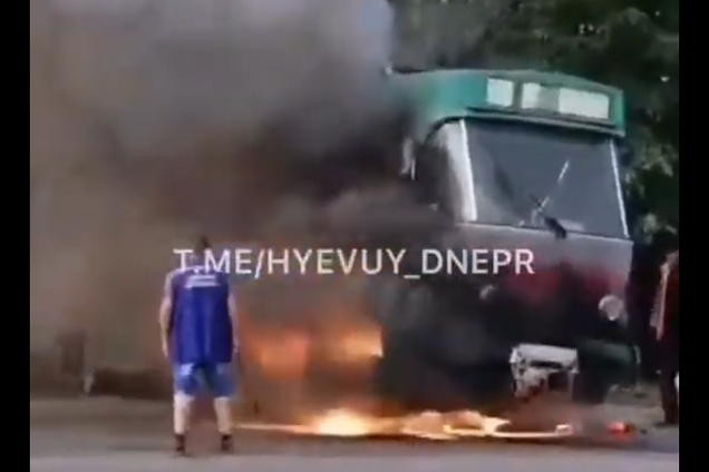 У Дніпрі на ходу спалахнув трамвай: відео