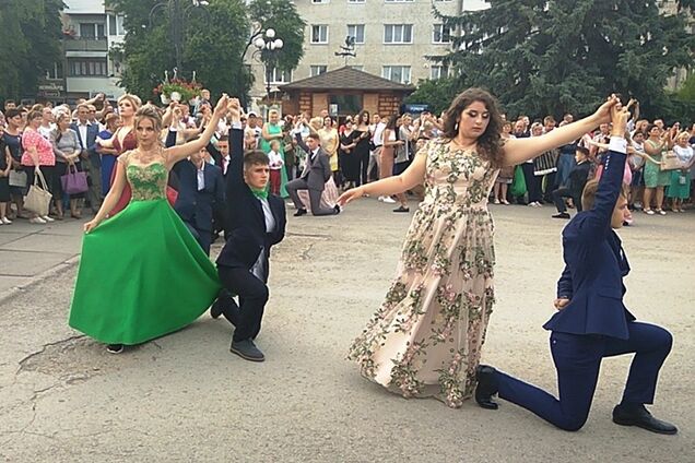 Танцы на выбоинах: выступление украинских выпускников подорвало сеть. Видео