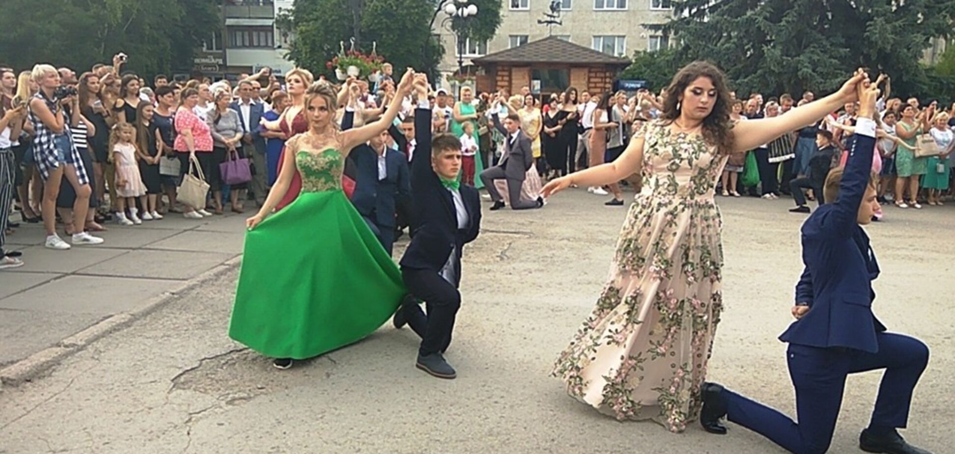 Танці на вибоїнах: виступ українських випускників підірвав мережу. Відео