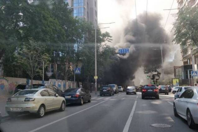 Охрана не пустила пожарных: центр Киева заволокло едким густым дымом