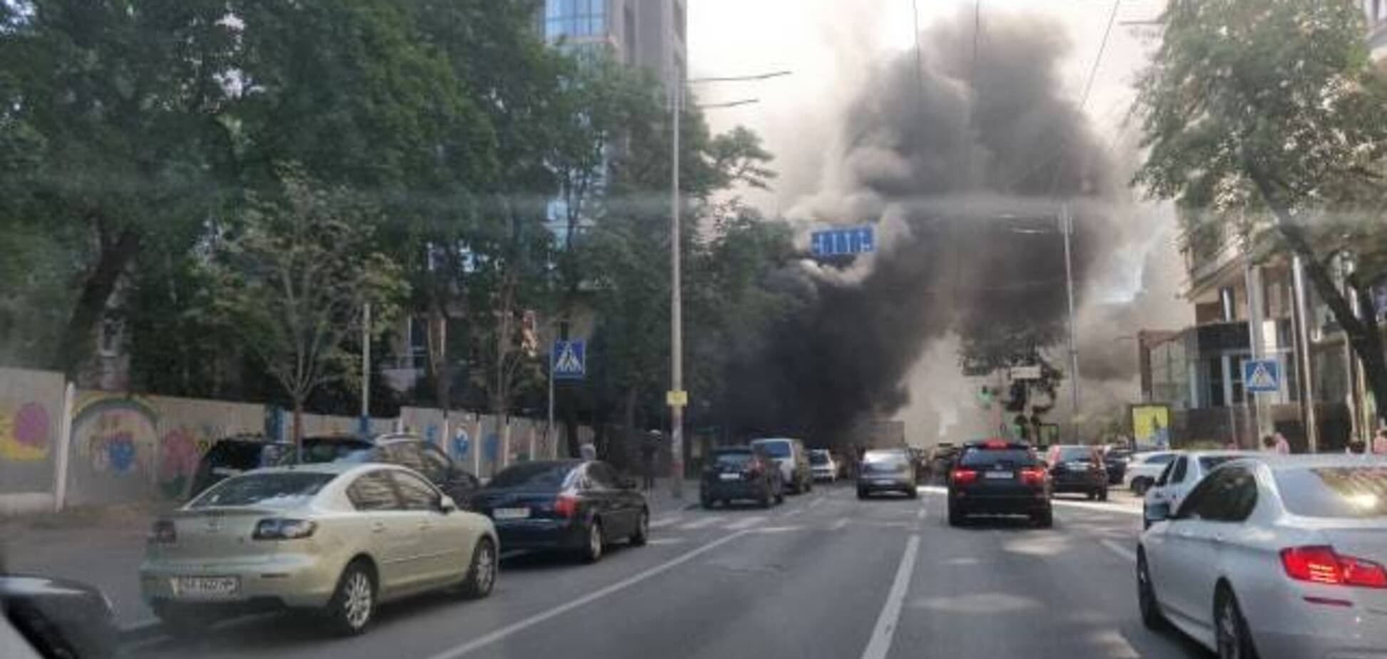 Охорона не пустила пожежників: центр Києва заволокло їдким густим димом