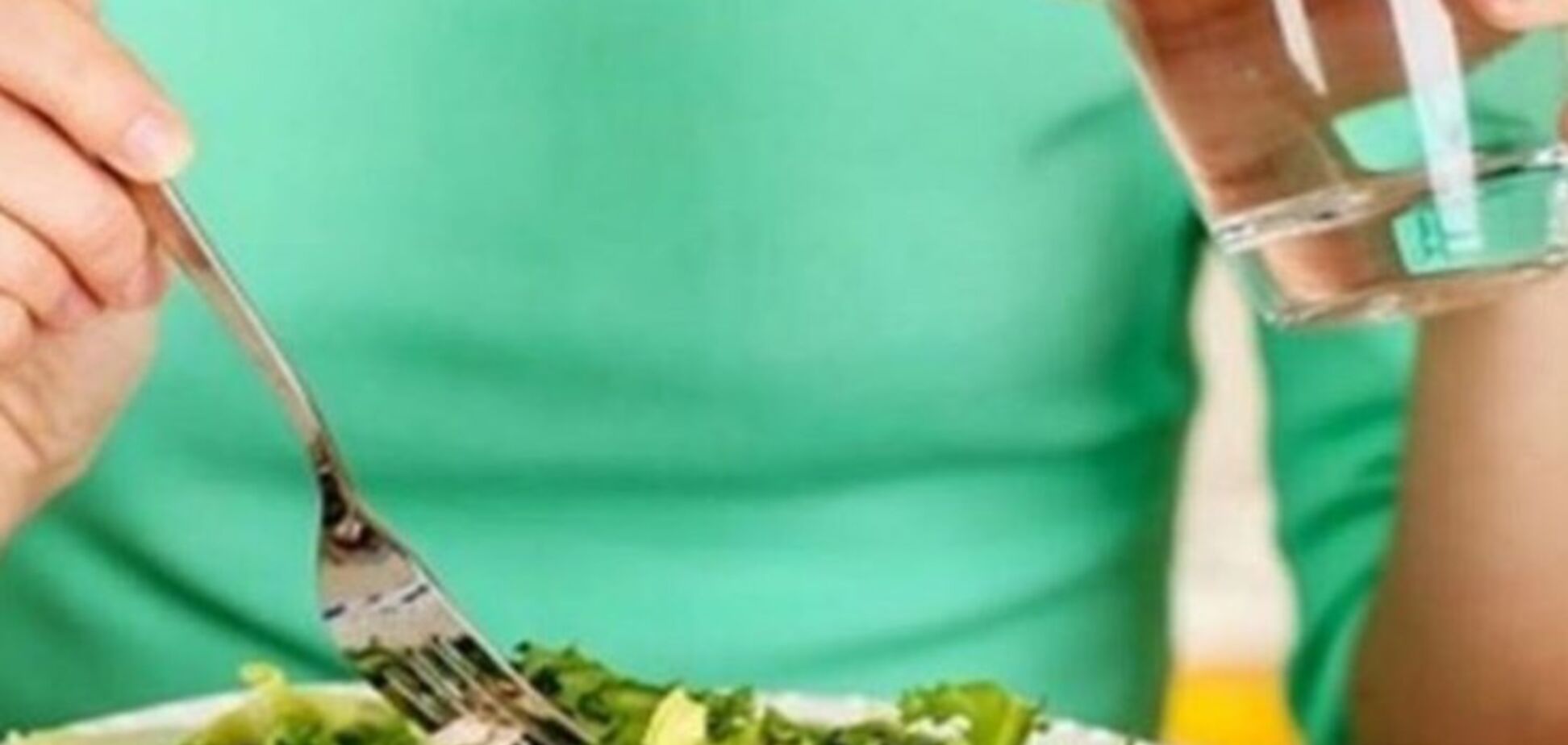 Пити під час їжі: дієтолог розвінчала популярний міф