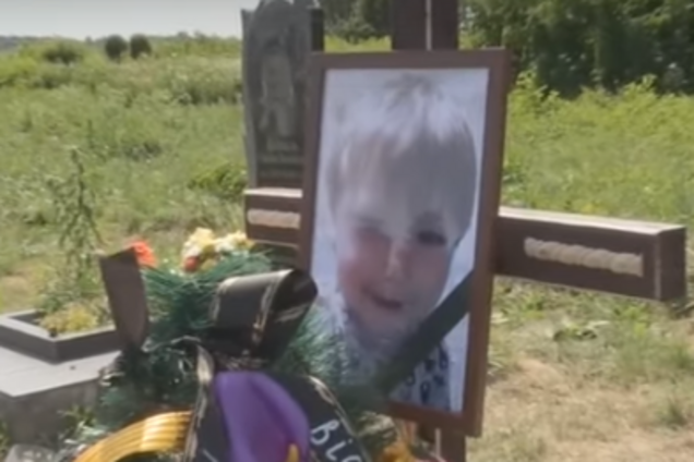 Мати так і не прийшла: в Хмельницькій області поховали малюка з валізи. Відеофакт
