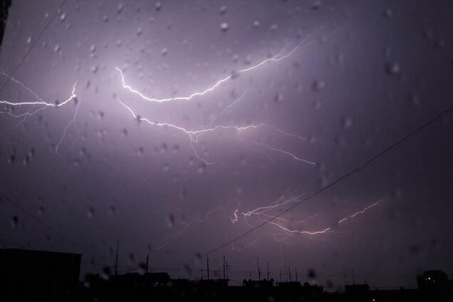 'Зачаровує!': Мережа в захваті від фото грозового неба над Дніпром