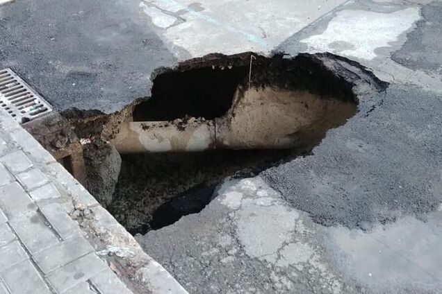 'Подземная парковка?' В Киеве возле ж/д вокзала провалился асфальт