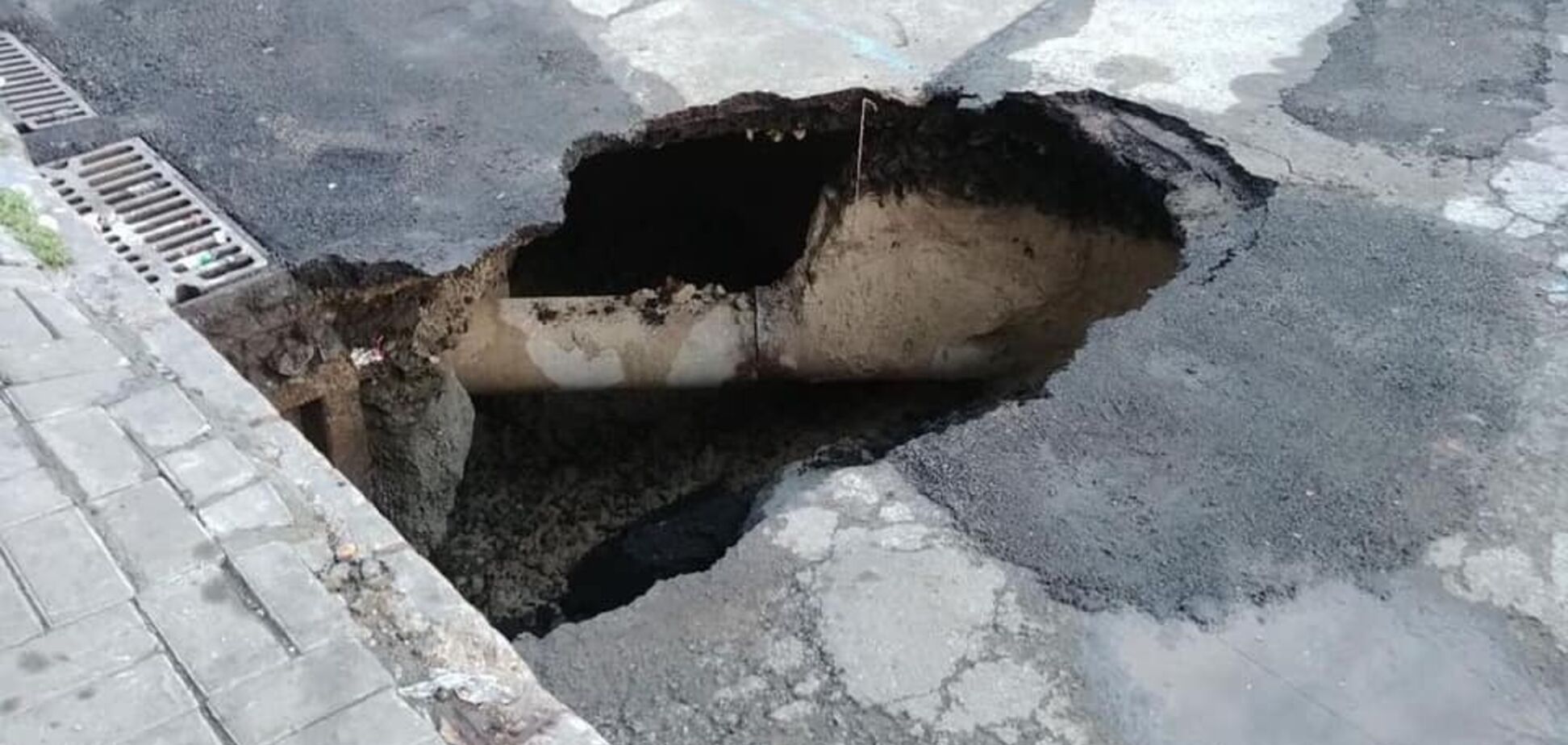 'Подземная парковка?' В Киеве возле ж/д вокзала провалился асфальт