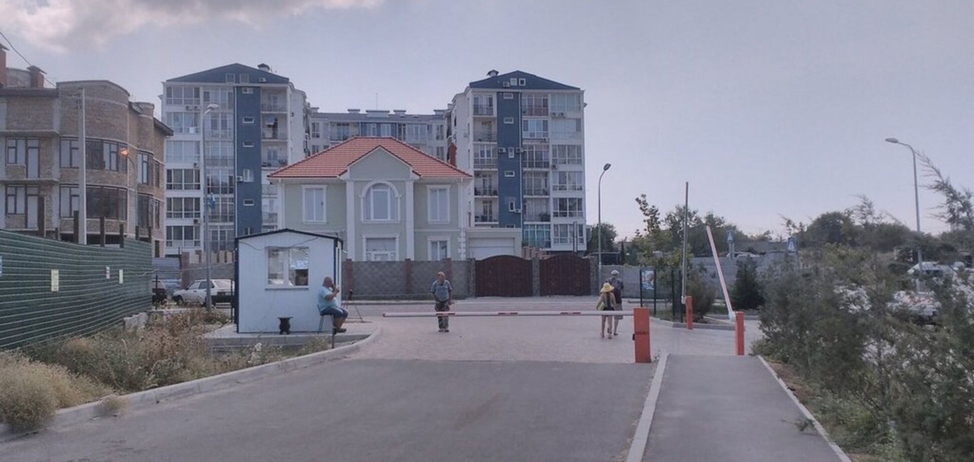 'Дерут мзду!' В Крыму местные жители взбунтовались против оккупантов