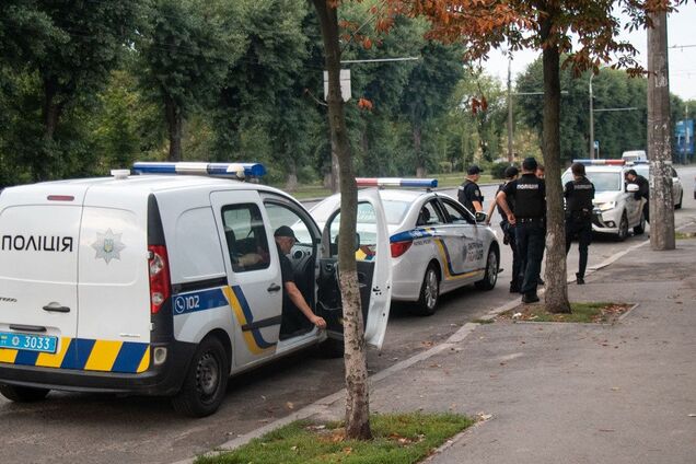 Втратив багато крові: в Києві на чоловіка з ножем напали біля парку