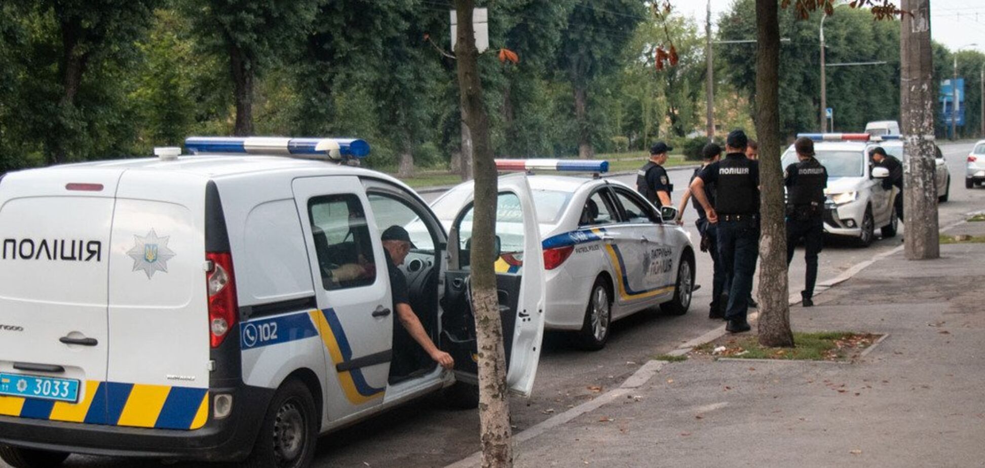 Потерял много крови: в Киеве на мужчину с ножом напали возле парка