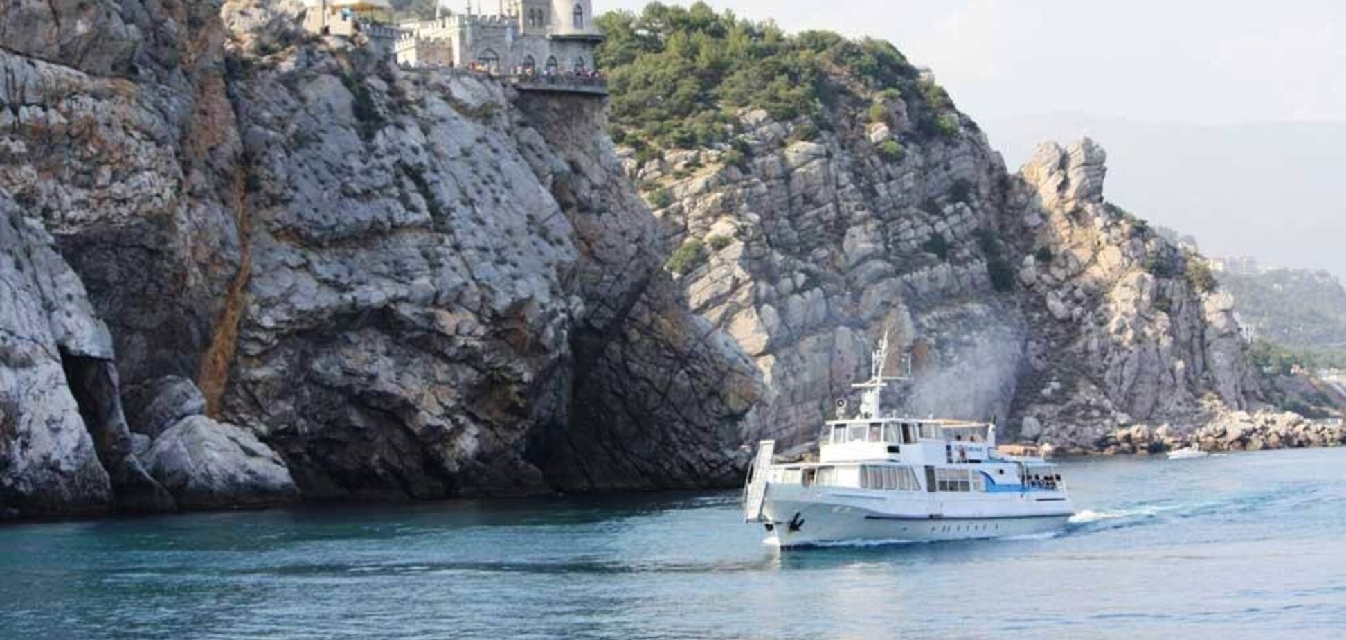 'Каменів з неба привалило': кримчани в люті від конфіскації Аксьонова