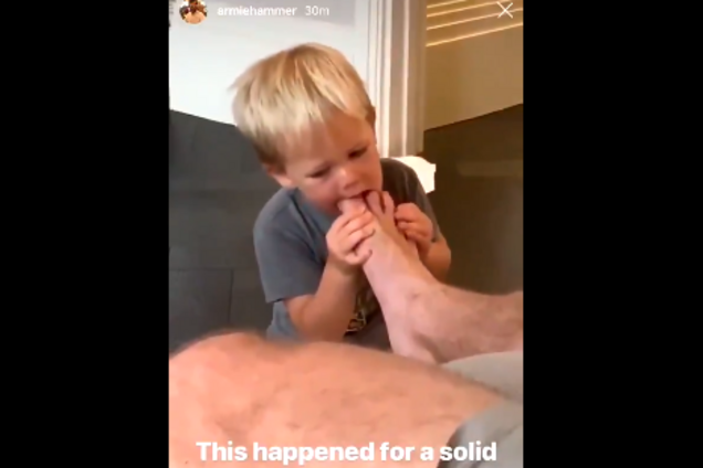 Сосал пальцы ног: звезда Голливуда вызвал споры видео с сыном