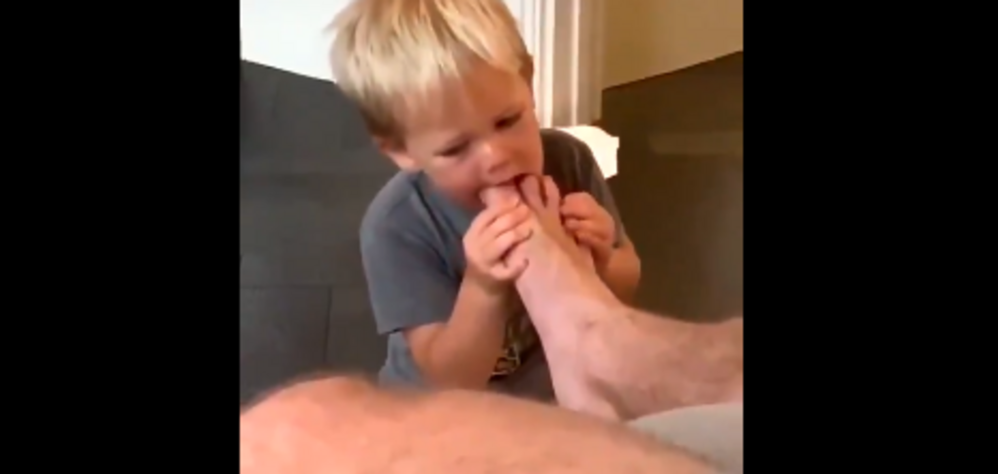 Смоктав пальці ніг: зірка Голлівуду викликав суперечки відео з сином
